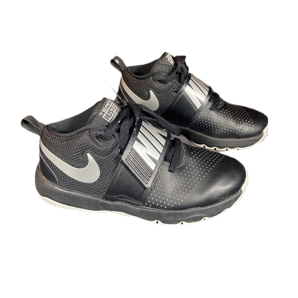 Nike Team Hustle D9 Basketball Shoes Size 5.5Y